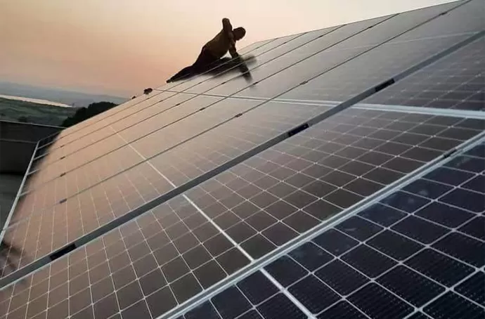 Sistema de energ&iacute;a solar de 10 KWH